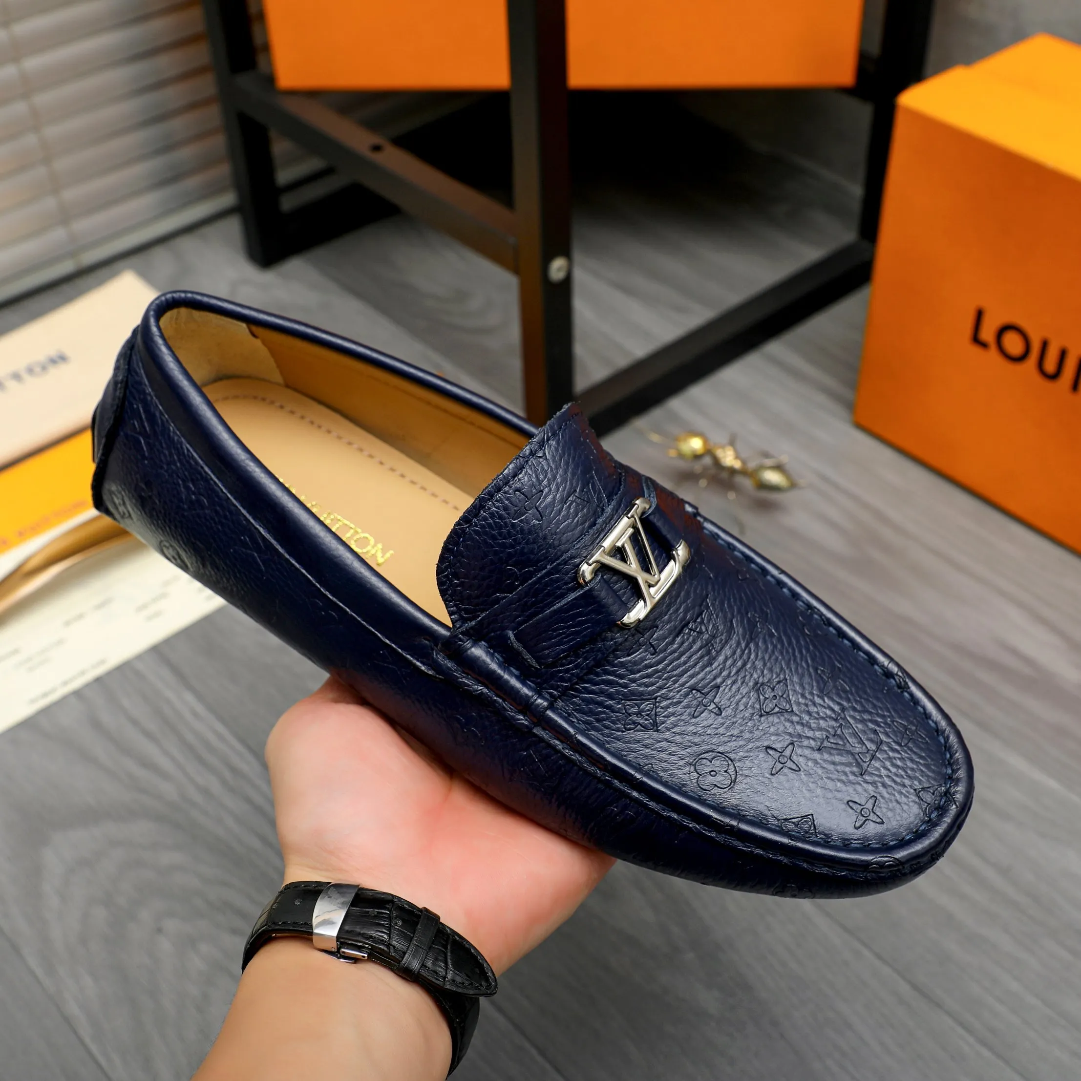 Men's shoes 💰p420 Product trademark: LV (Louis Vuitton) casual slip-on men's shoes Regular size: 38-44 Product material: Selected pebbled cowhide embossed upper, sheepskin lining, rubber outsole